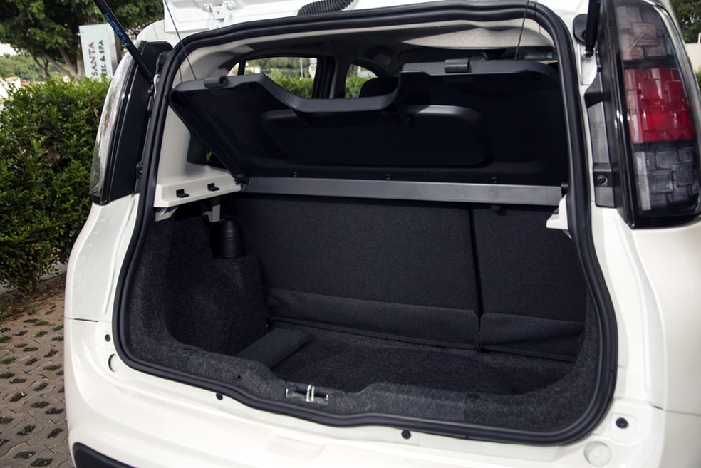 Porta-malasdo Fiat Uno é acanhado e leva apenas 280 litros — Foto: Auto Esporte