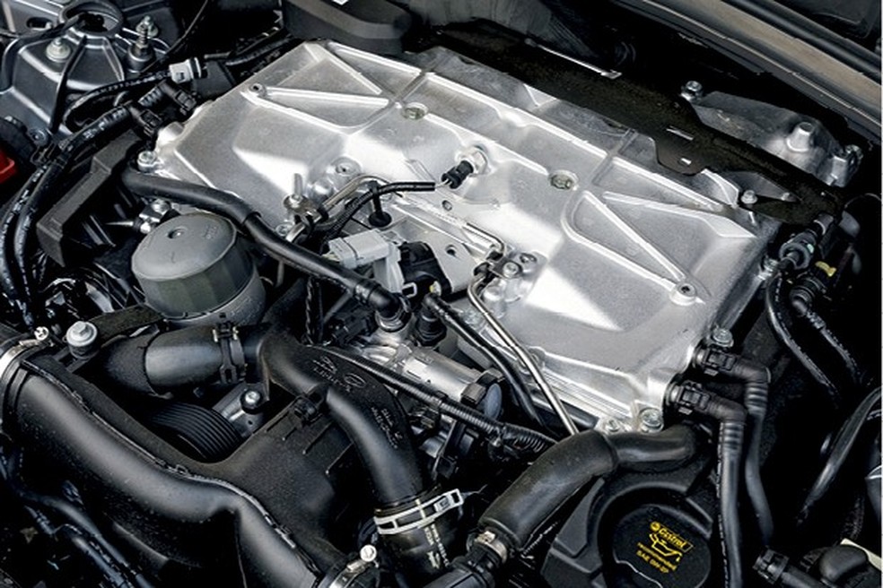 Motor 5.0 V8 entrega 550 cv de potência (Foto: Christian Castanho) — Foto: Auto Esporte
