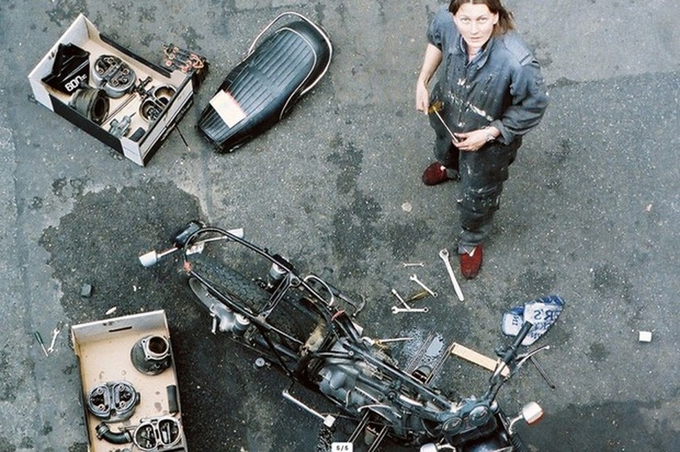 Elspeth Beard e sua BMW R 60/6 Boxer (Foto: Divulgação) — Foto: Auto Esporte