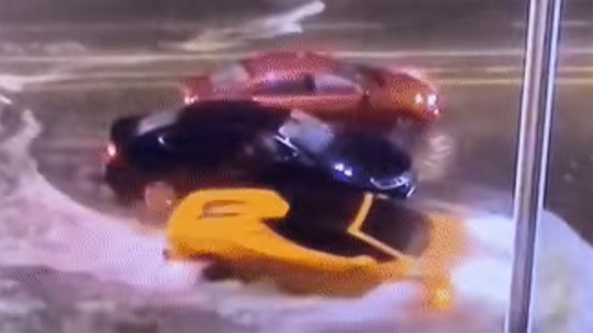 Vídeo: Lamborghini Huracán Spyder de 2,7 milhões de reais navega por enchente na Flórida 