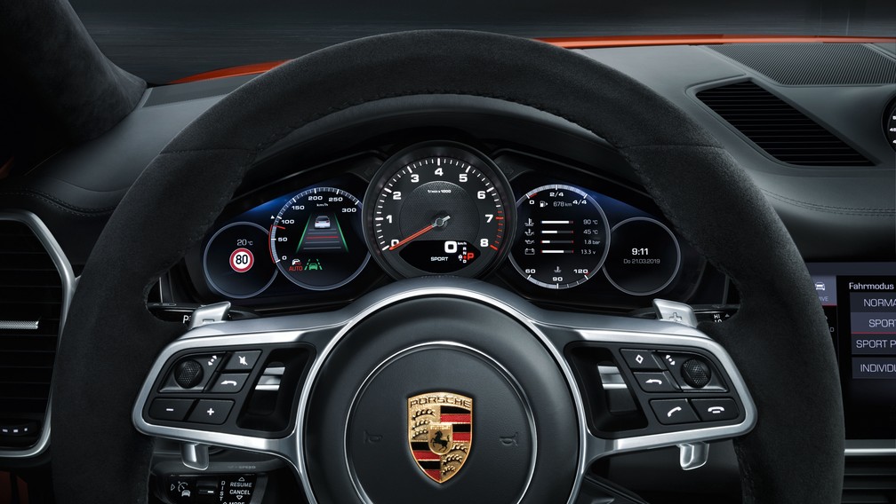 Quadro de instrumentos do Porsche Cayenne Coupé — Foto: Divulgação