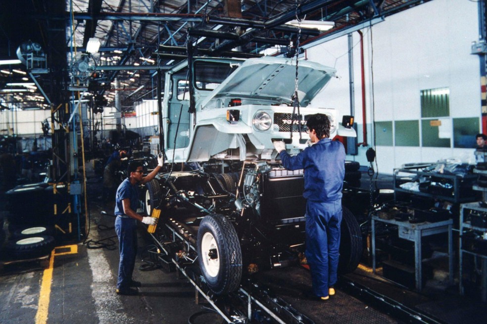 Linha de produção do Toyota Bandeirante em 1983 — Foto: Divulgação