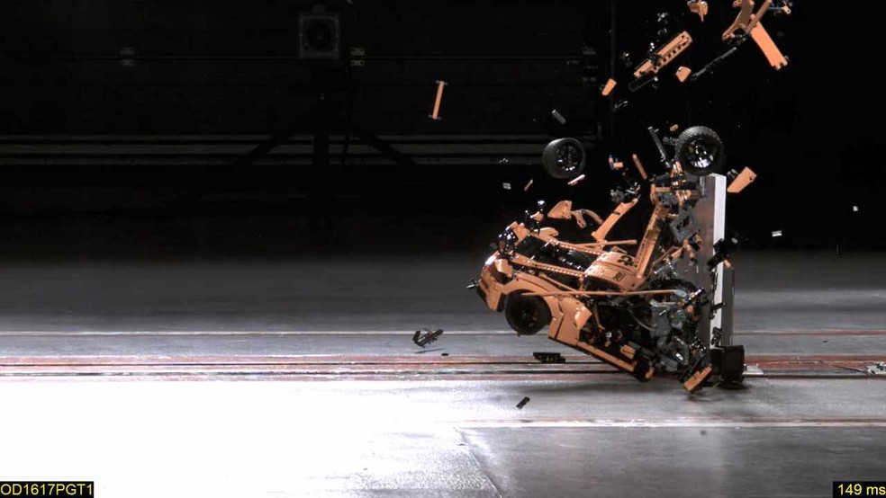 Porsche de Lego passa por crash-test — Foto: Divulgação