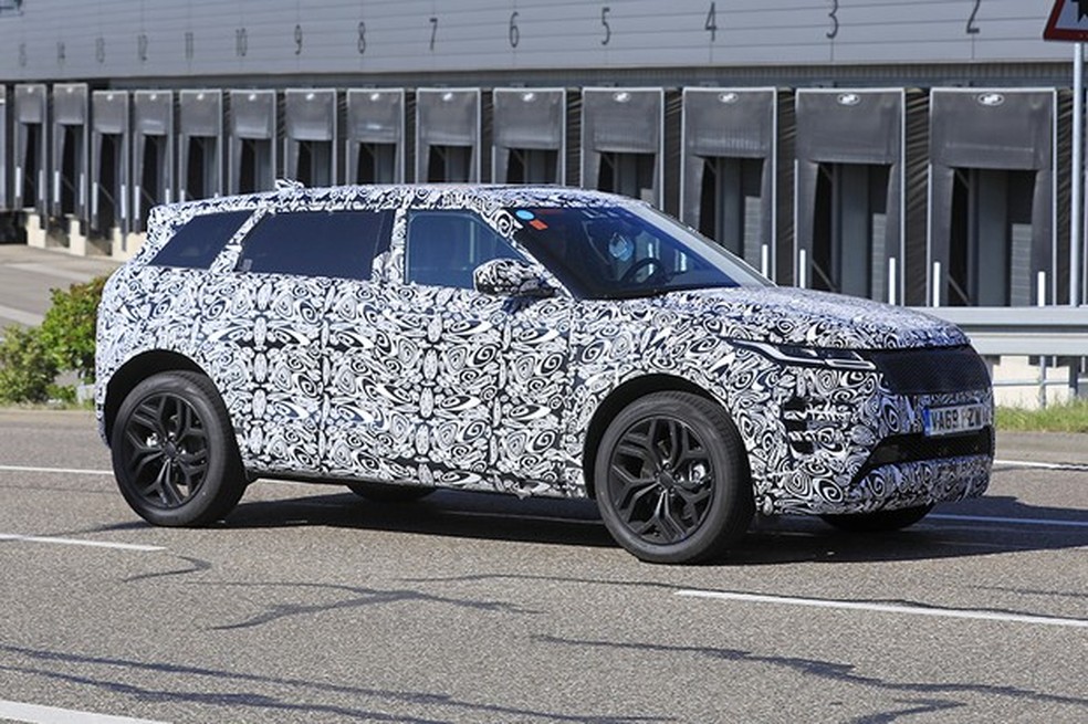 O entre-eixos e teto foram alterados para comportar a fileira extra (Foto: Automedia ) — Foto: Auto Esporte