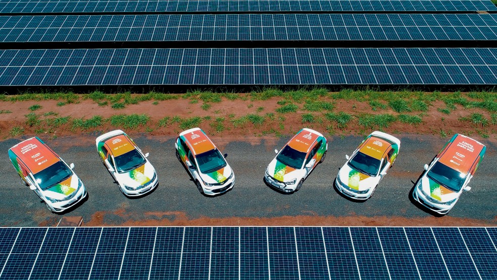 Sediada na cidade de Uberlândia, em Minas Gerais, a empresa Alsol carrega as frotas de veículos elétricos com  energia solar  — Foto: Divulgação
