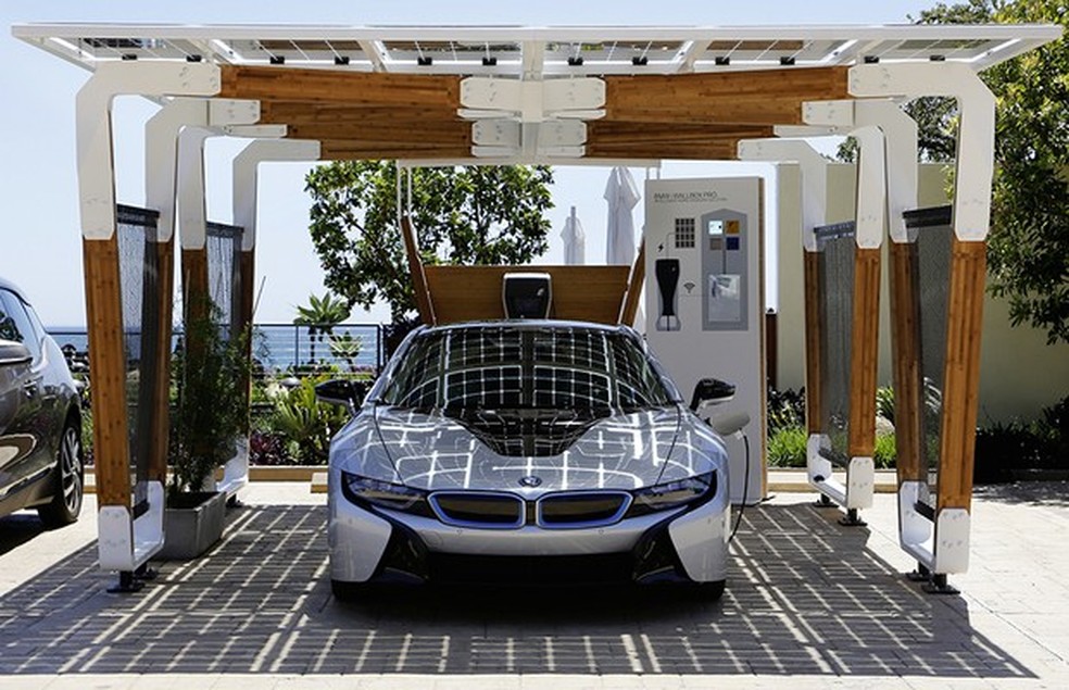 BMW cria garagem com painéis solares para recarregar carros elétricos (Foto: Divulgação) — Foto: Auto Esporte