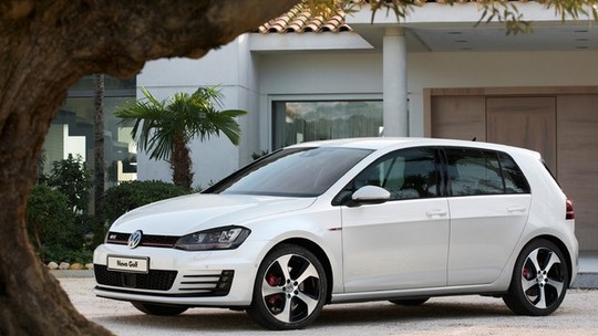 Facelift do VW Golf pode ser antecipado para o Salão de Genebra, em março