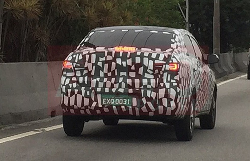 Novo Chevrolet Cobalt flagrado em testes (Foto: Bufalos) — Foto: Auto Esporte
