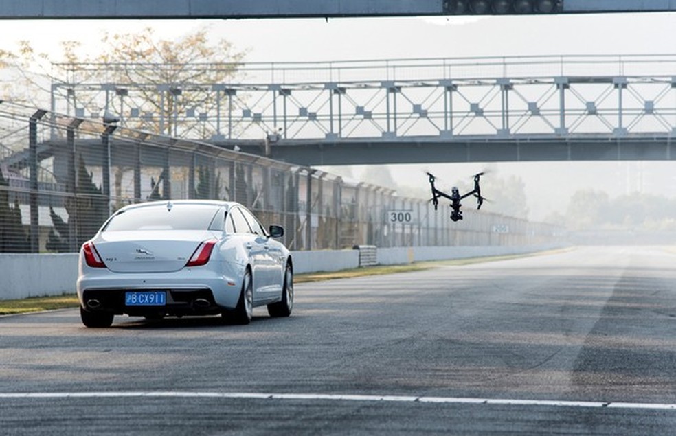 Jaguar XJ enfrenta drone em vídeo (Foto: Divulgação) — Foto: Auto Esporte
