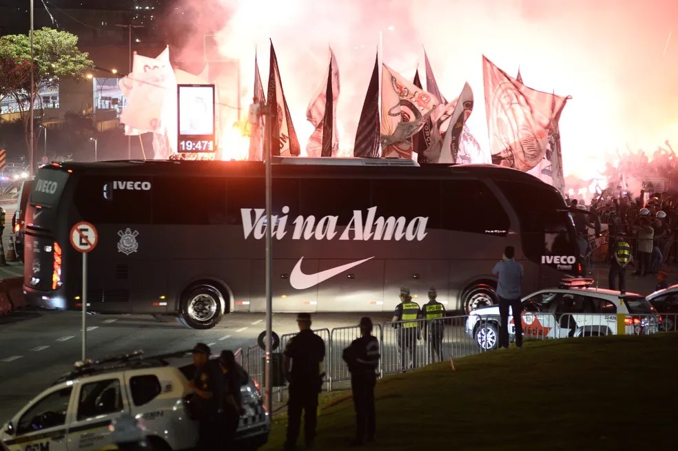 Iveco já patrocinou o Corinthians e oferecia ônibus envelopadaos — Foto: Marcos Ribolli