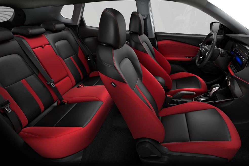 Acabamento interno original do Tracker RS 2026: excesso de vermelho foi criticado pelos clientes — Foto: autoesporte
