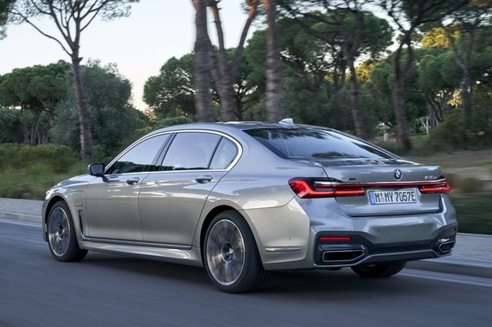 BMW Série 7 Plug-in Hybrid pode rodar até 58 km na eletricidade (Foto: Divulgação) — Foto: Auto Esporte