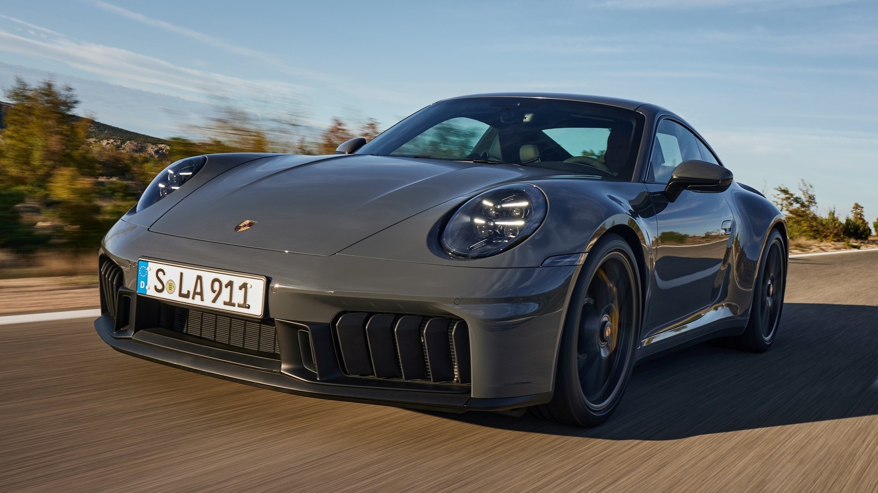 Porsche 911 híbrido estreia com 541 cv e já tem data para chegar ao Brasil