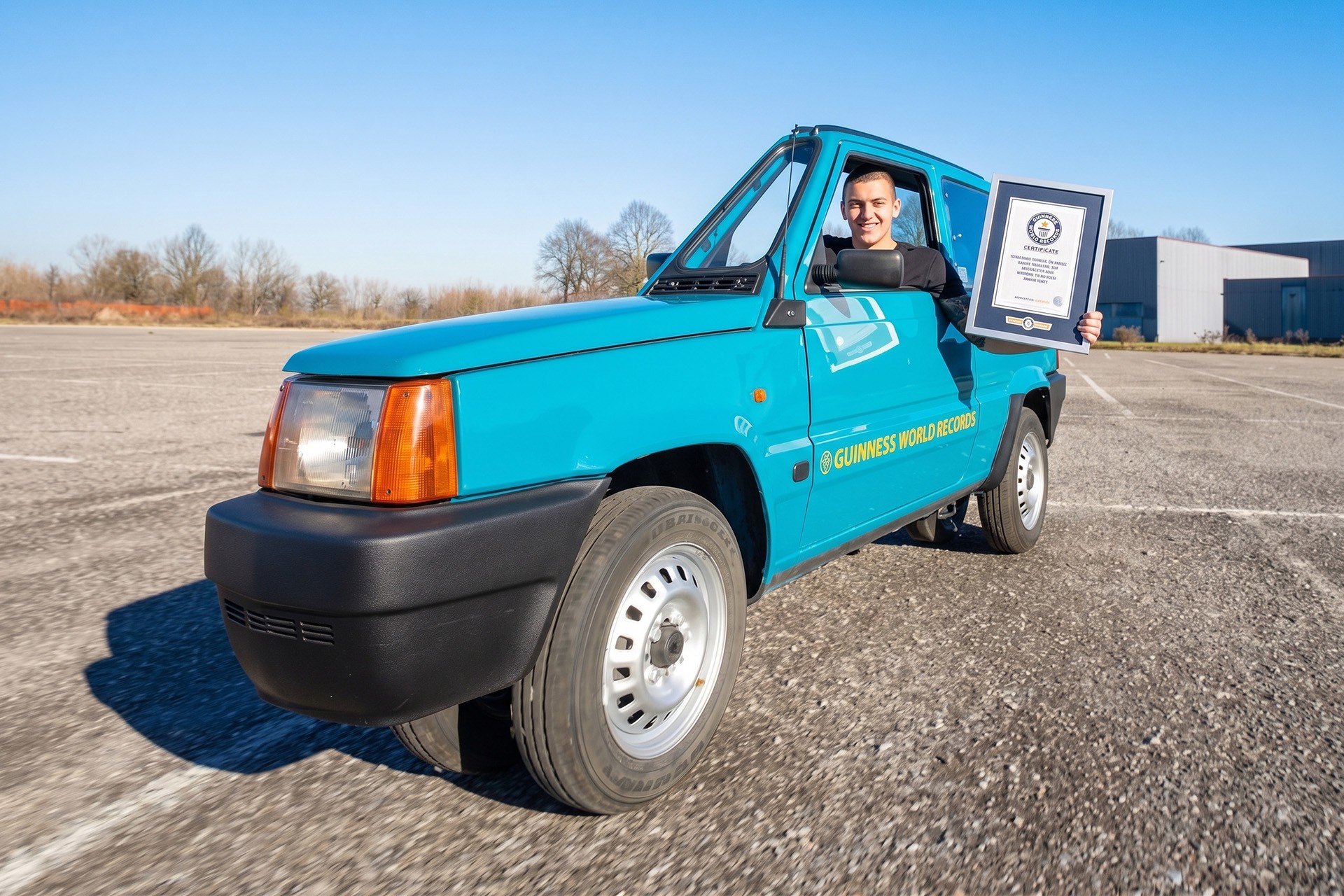 Mais fino que uma moto, carro mais estreito do mundo entra para o Guinness