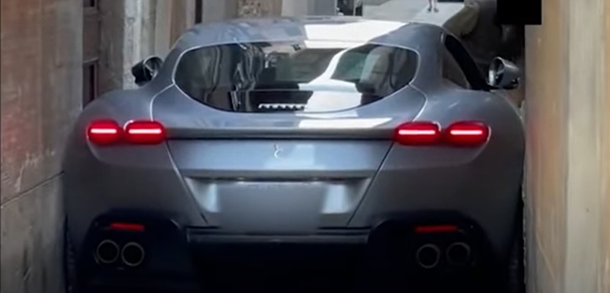 Vídeo: Ferrari de R$ 3,3 milhões fica entalada em rua estreita na Itália