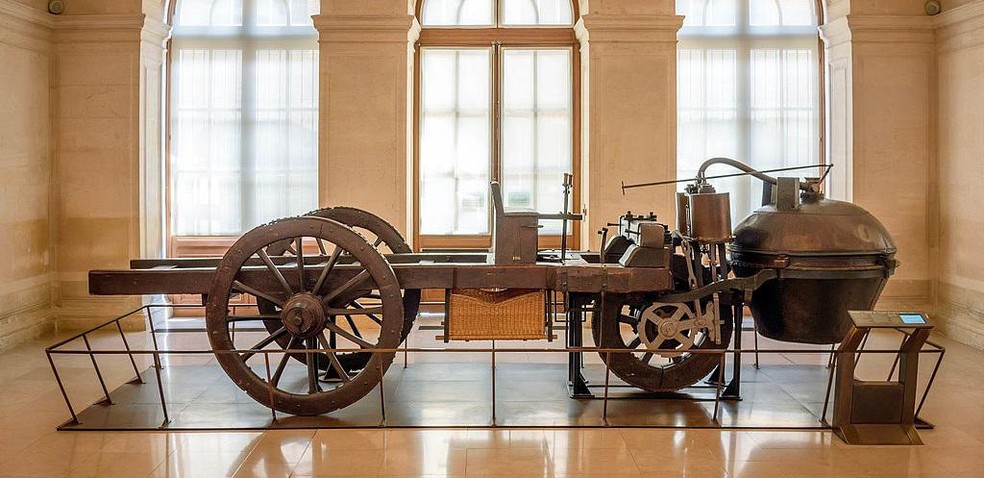 Carro criado por Cugnot tinha motor à vapor e chegava a 8 km/h — Foto: Wikimedia Commons/Reprodução