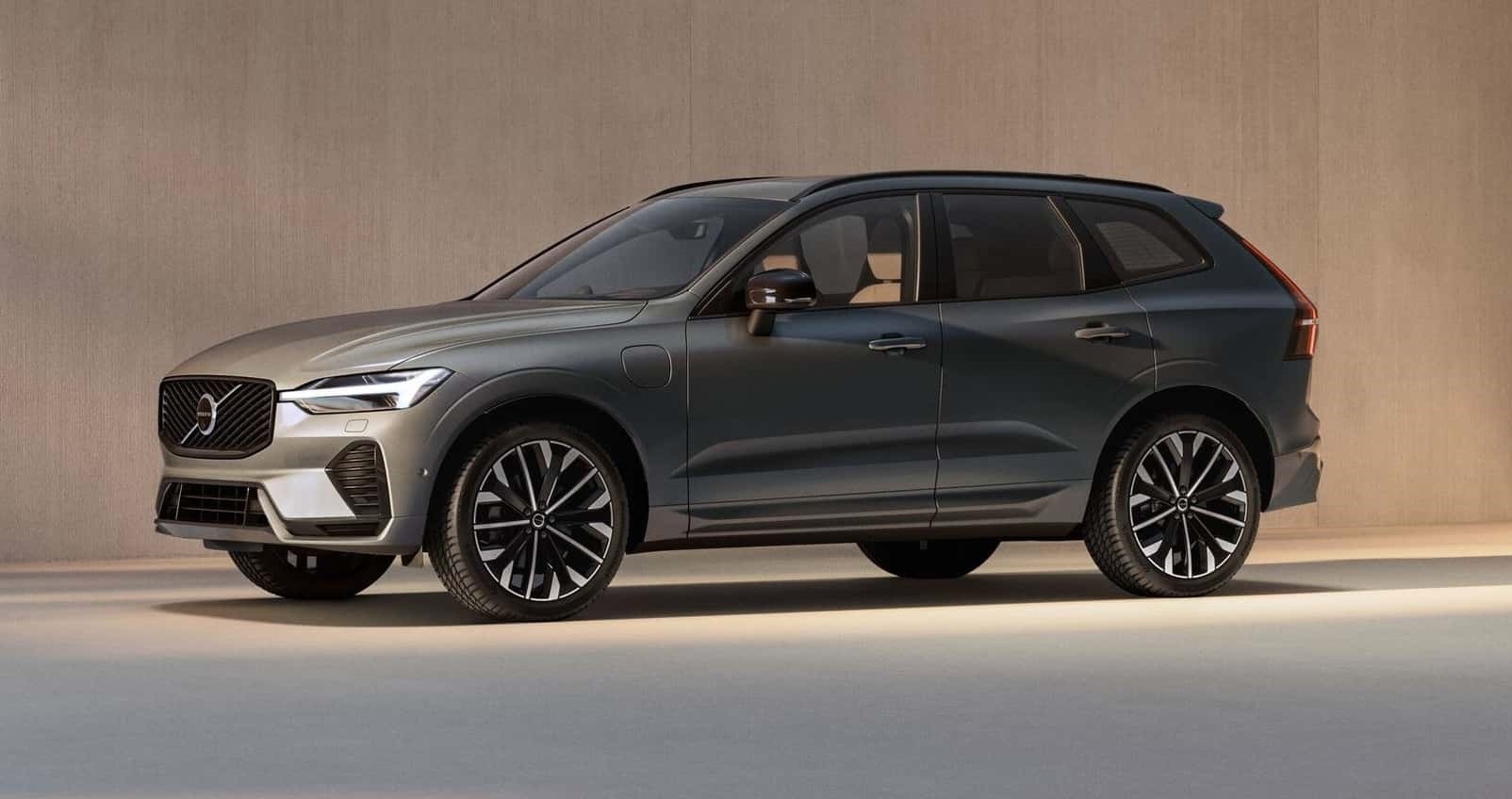Volvo XC60 híbrido muda para conviver com futura versão elétrica