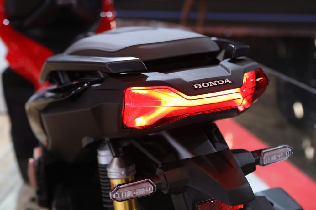 Farol traseiro do Honda ADV 150 no Salão Duas Rodas 2019 — Foto: Fábio Tito/G1