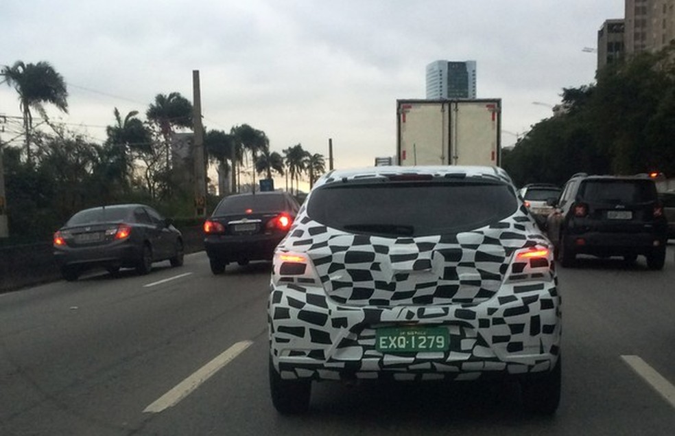 Chevrolet Onix reestilizado é flagrado rodando em São Paulo (Foto: Fellipe Moura) — Foto: Auto Esporte