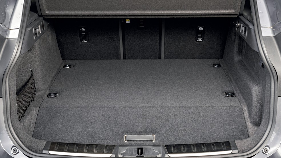 Jaguar F-Pace PHEV - Porta-malas é menor do que o  das versões sem  o conjunto híbrido — Foto: Divulgação