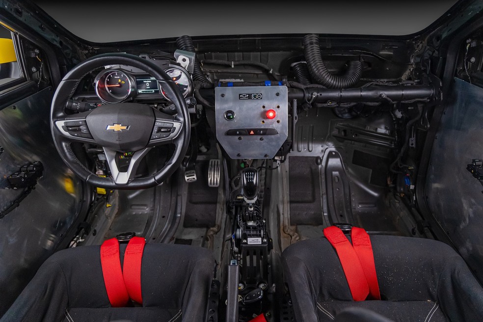 O botão vermelho serve para desligar o carro em emergências — Foto: Renato Durães/Auto News Brasil
