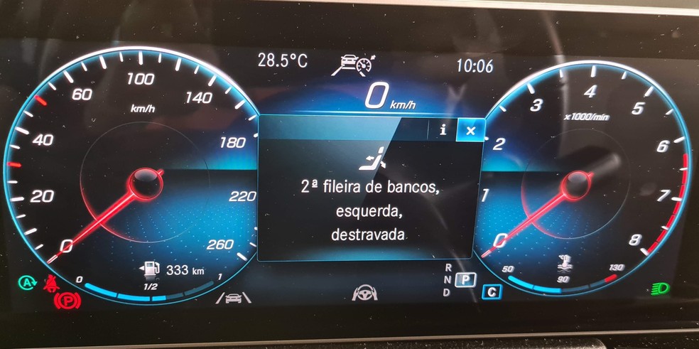 Há até um providencial alerta para o motorista no painel digital caso os bancos não estejam travados na posição correta — Foto: Rodrigo Ribeiro/Auto News Brasil