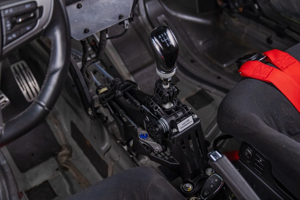 Até o câmbio manual de seis marchas está exposto no Onix Track Day — Foto: Renato Durães/Auto News Brasil