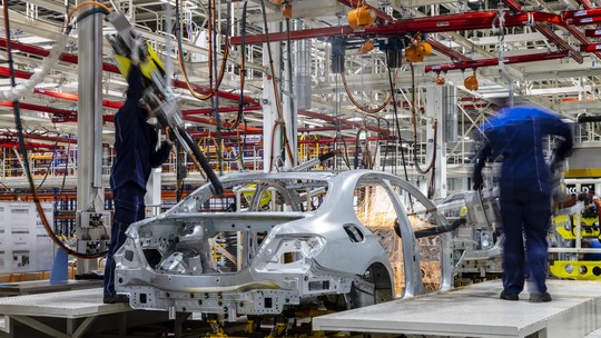 Ford e Mercedes-Benz vendem ações e encerram operações na Rússia
