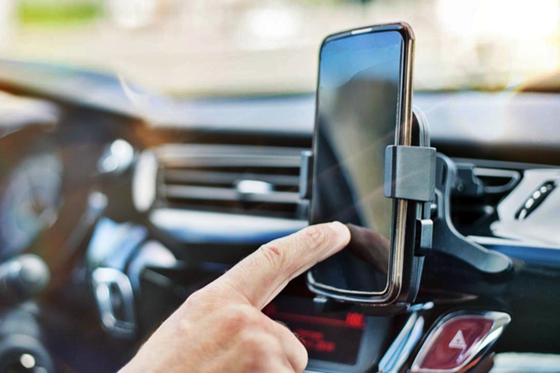 5 suportes de celular para colocar no carro e seguir o GPS com segurança