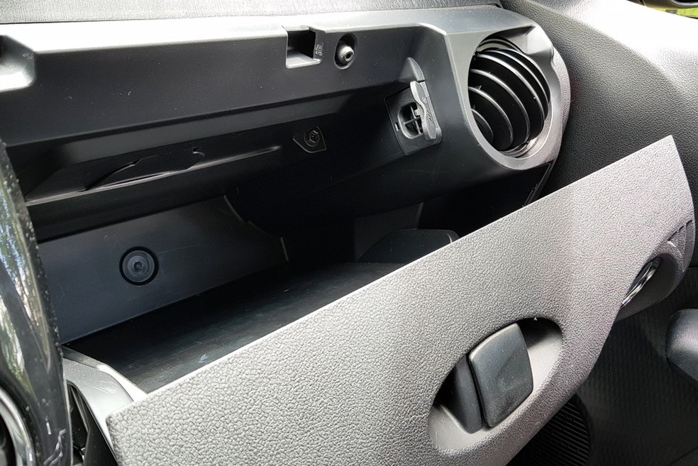 Porta-luvas é grande e tem uma válvula que desvia o fluxo de ar para o interior (Foto: Ulisses Cavalcante) — Foto: Auto Esporte