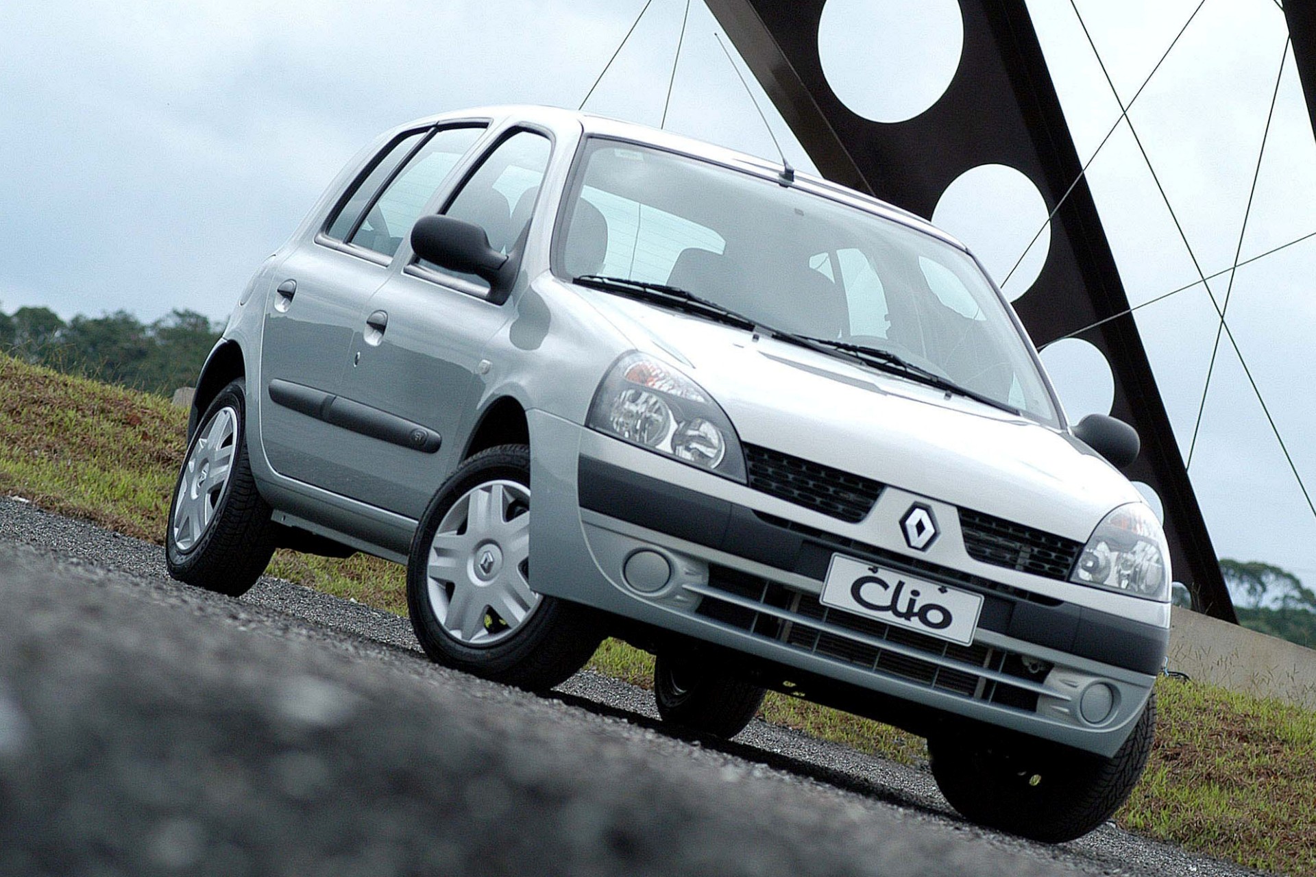 Renault Clio: veja 4 versões usadas por menos de R$ 30 mil