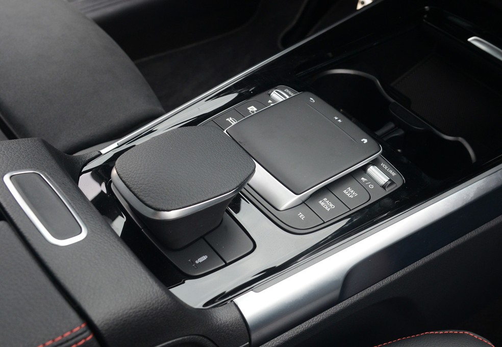 Mercedes-AMG GLB 35 tem comandos repetidos no console central, volante e central multimídia — Foto: Divulgação