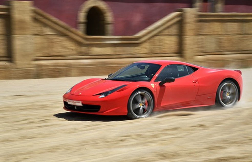 Ferrari 458 Italia compete contra biga em cenário de Ben Hur (Foto: AFP) — Foto: Auto Esporte