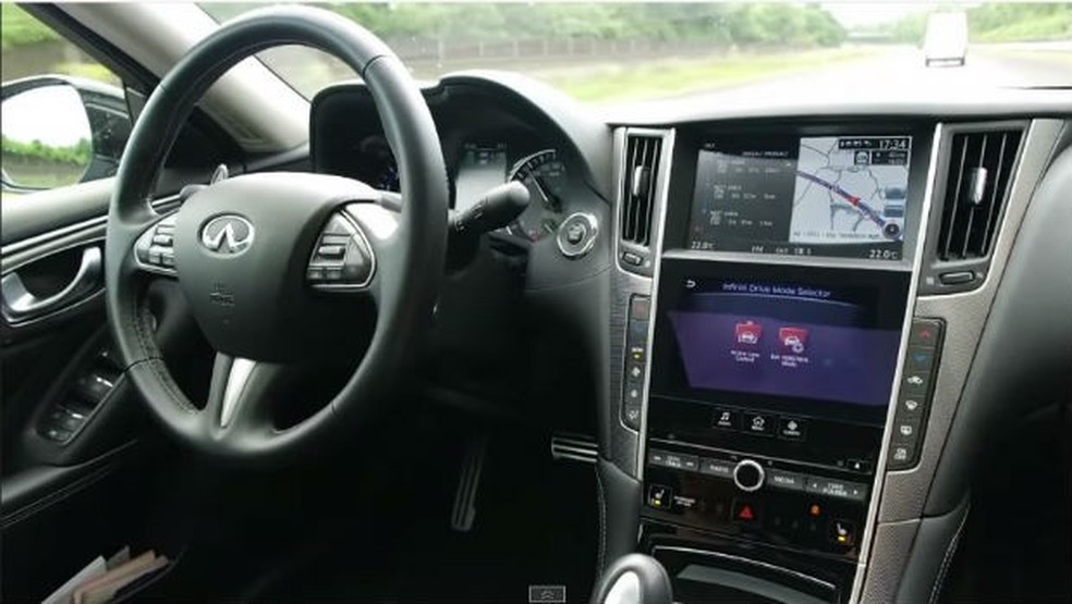 No banco de trás, homem deixa Infiniti Q50 se dirigir sozinho em estrada americana (Foto: Reprodução) — Foto: Auto Esporte