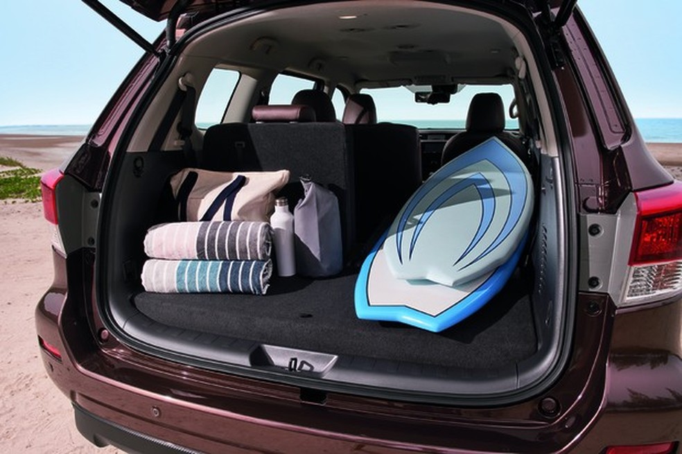 Nissan Terra tem bom volume no porta-malas, mas terceira fileira toma parte do espaço (Foto: Jason Vogel) — Foto: Auto Esporte