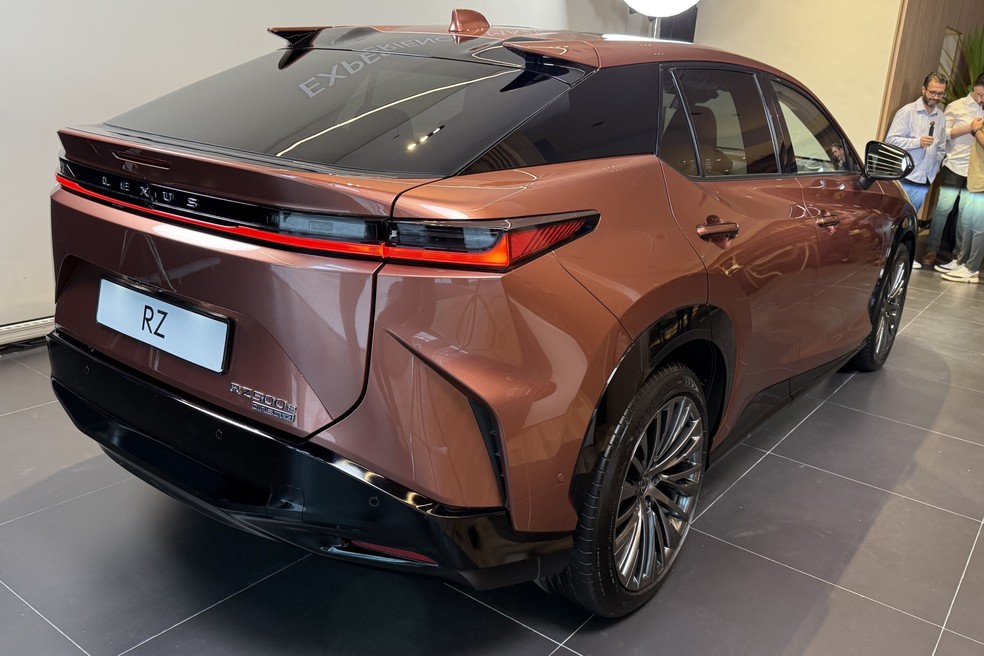 Lexus RZ é o primeiro carro elétrico do Grupo Toyota  — Foto: Cauê Lira/Autoesporte
