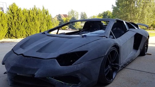Pai faz Lamborghini Aventador em impressora 3D para o filho