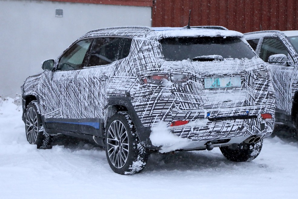 Apesar da camuflagem pesada, a traseira do Compass ficará quase inalterada — Foto: Automedia