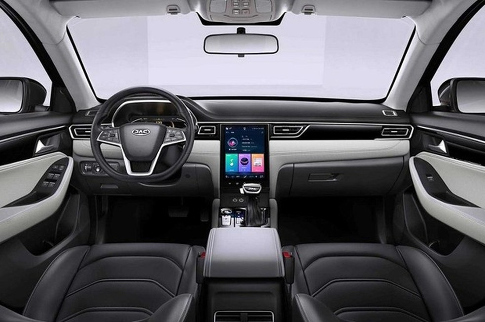 Tela central é semelhante aos modelos da Tesla (Foto: Divulgação) — Foto: Auto Esporte