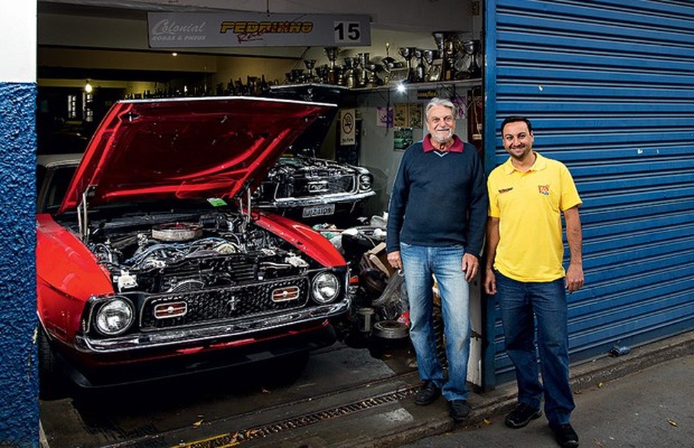 os pais de Pedrinho não queriam que ele mexesse com graxa, mas seu filho eduardo já teve apoio na rotina de montar e ajustar os oito cilindros e sua transmissão (Foto: Marcos Camargo) — Foto: Auto Esporte