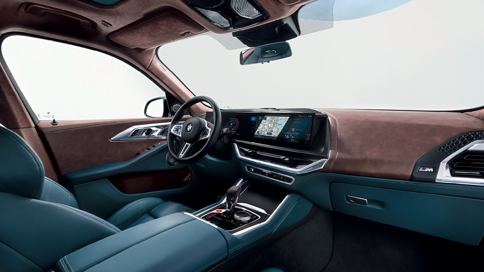O SUV com alma esportiva traz a oitava geração do sistema operacional da BMW, mas com funções exclusivas para a linha esportiva — Foto: Divulgação