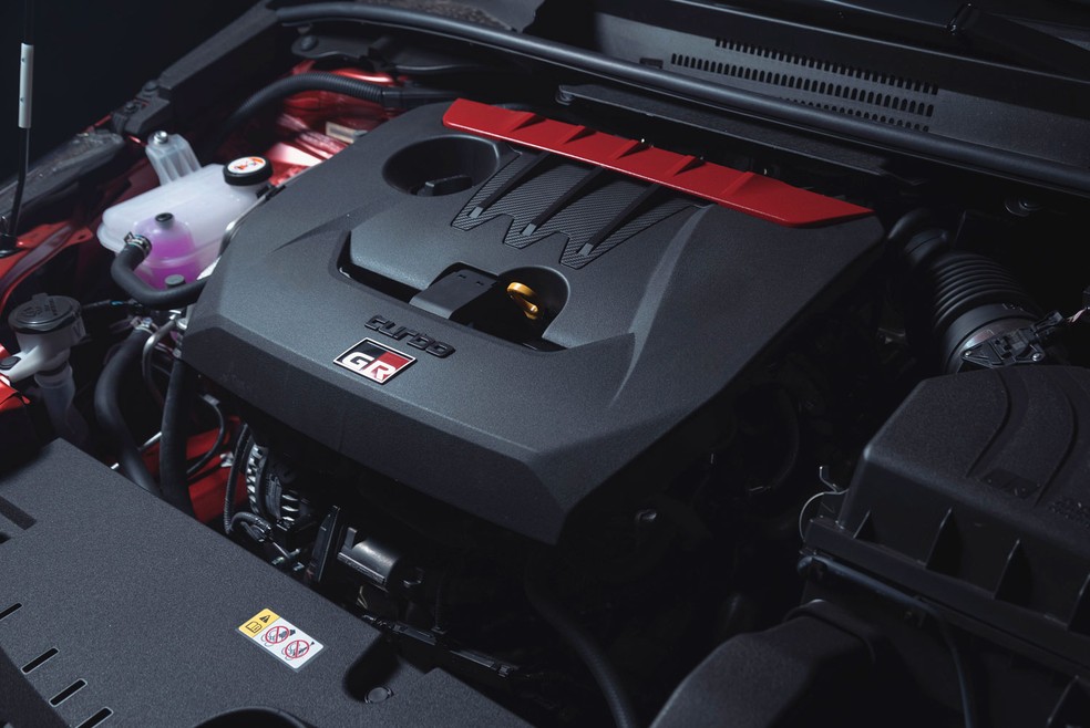 Motor do GR Corolla é um 1.6 turbo de três cilindros — Foto: Fábio Aro/Autoesporte