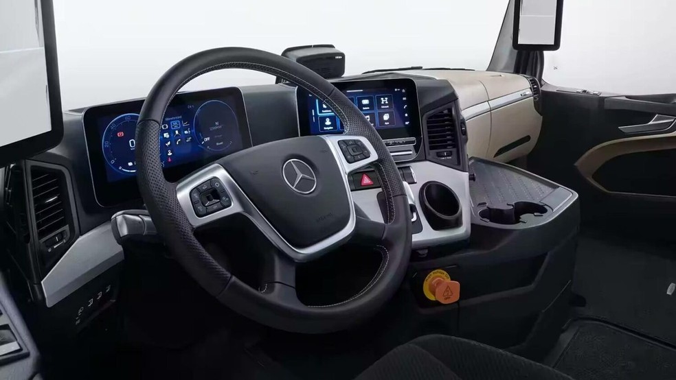 Interior do Mercedes-Benz eActros 600 tem retrovisores por câmeras e quadro de instrumentos digital — Foto: Divulgação