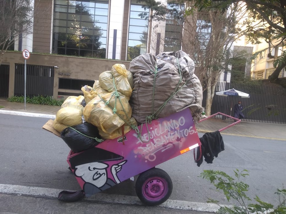 Carroça de Quirino carrega cerca de 300 kg  — Foto: Arquivo pessoal