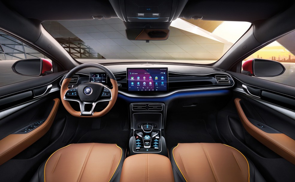 BYD Qin Plus tem o mesmo sistema de central multimídia com tela que gira — Foto: Divulgação