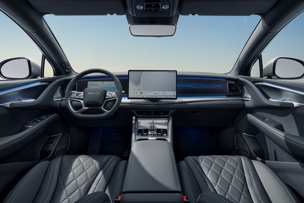 BYD Sealion 07 tem multimídia de 15,6 polegadas, que é um dos grandes destaques do interior — Foto: Divulgação