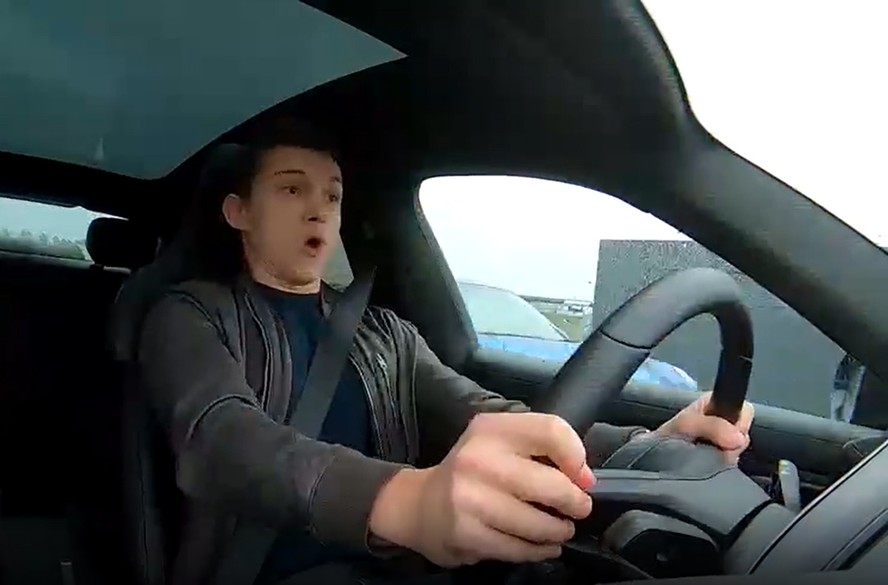 Tom Holland (Homem-Aranha) acelerando um Porsche Taycan