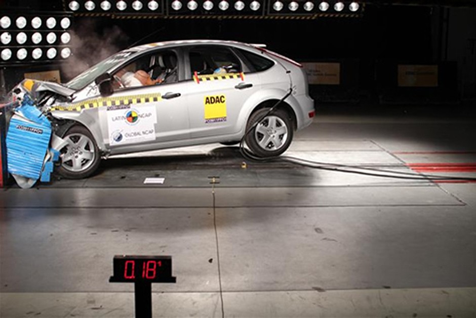 Ford Focus com airbag duplo: 4 estrelas para passageiro adulto (nota 13,53/16,00) e 3 estrelas para passageiro infantil (nota 33,68/49,00)