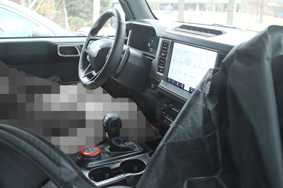 Ford Bronco Raptor terá detalhes interno na cor vermelha. Destaque para o seletor do perfil de condução — Foto: Automedia