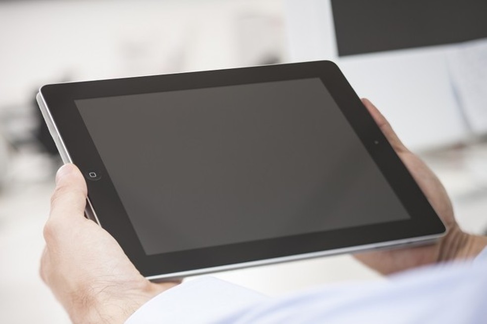 Consultor mostra o procedimento por meio de um tablet  (Foto: Divulgação) — Foto: Auto Esporte